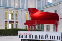 Roter Flügel vor Philharmonie Essen